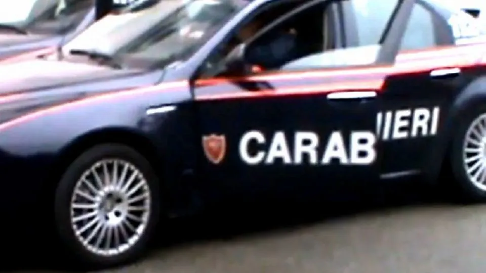 Rimini, un 33enne danneggia l’auto dei Carabinieri e li minaccia: arrestato