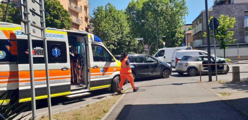 Tamponamento a Rimini, traffico in tilt tra via Ugo Bassi e via Tripoli