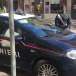 Tenta di strangolare la moglie, lei scappa scalza e si rifugia in caserma dai Carabinieri. Arrestato