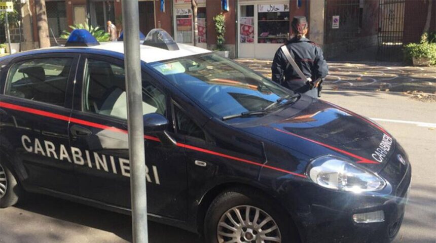 Tenta di strangolare la moglie, lei scappa scalza e si rifugia in caserma dai Carabinieri. Arrestato