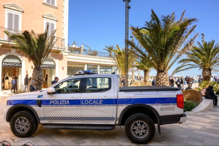 Riccione, raffica di sanzioni contro l’abusivismo sulle spiagge: controlli della Polizia locale