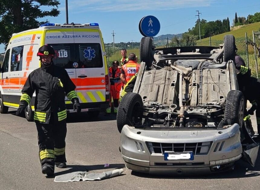 Auto si ribalta in via Santarcangiolese: conducente in ospedale in elisoccorso