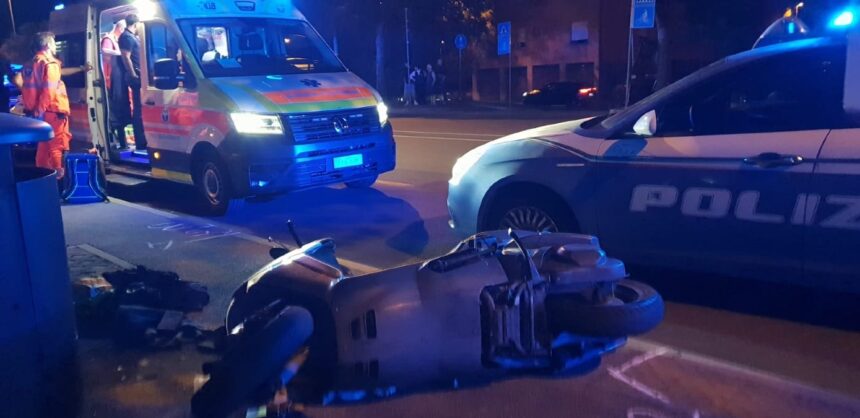 Pedone invade la carreggiata, scontro con uno scooter a Miramare