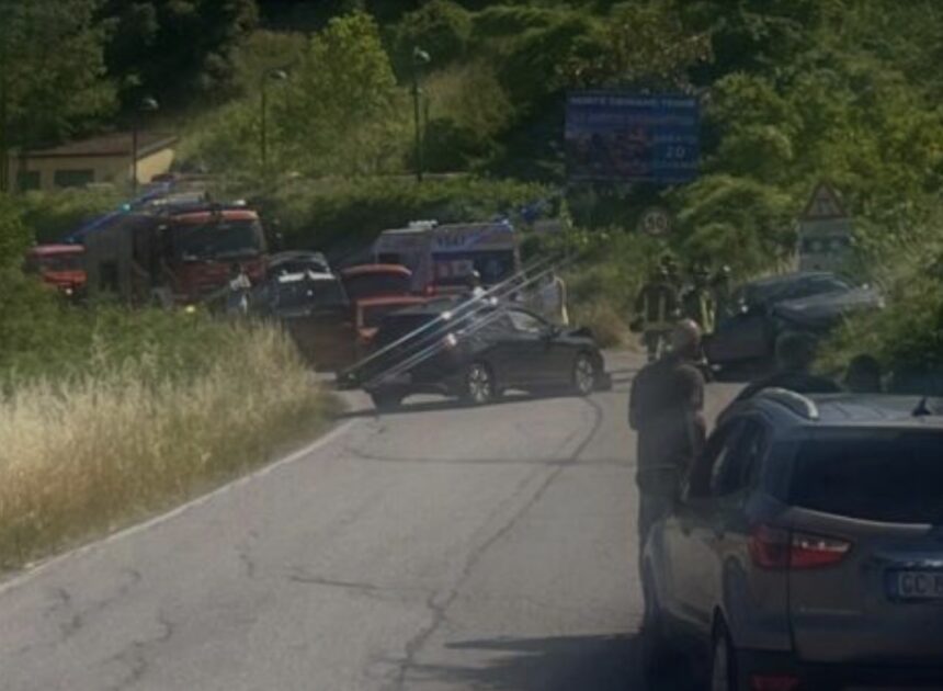 Cronaca. Frontale al confine della Cerbaiola: cinque feriti sulla provinciale verso la Valconca. Decisivo il Pronto Soccorso di San Marino, una donna in elisoccorso a Torrette