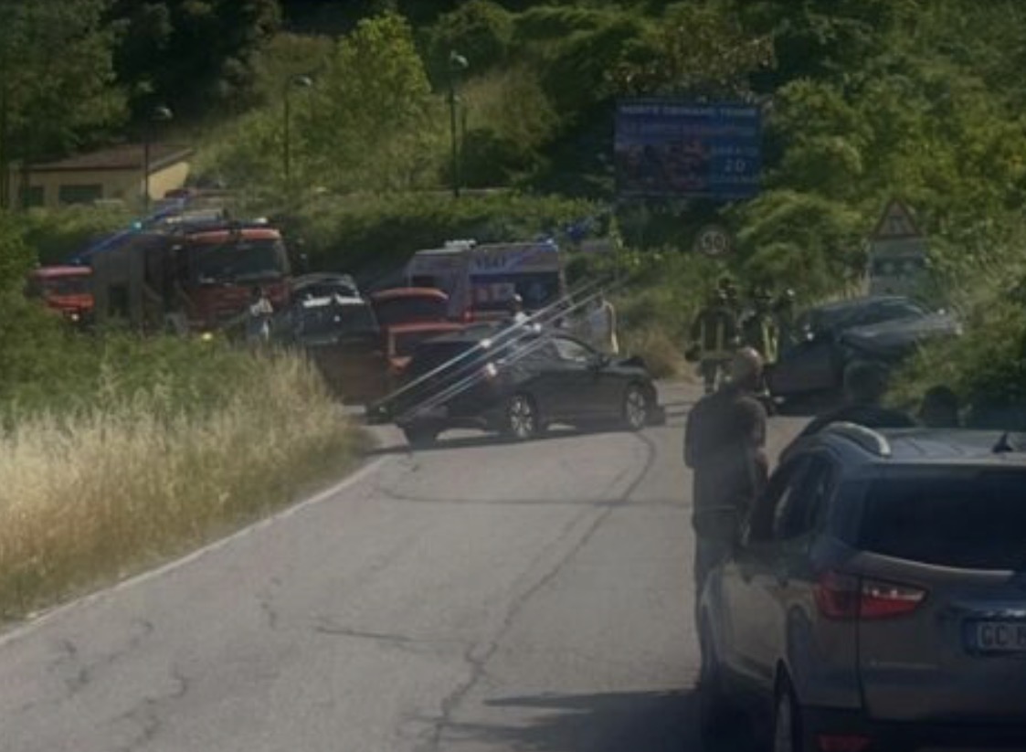Cronaca. Frontale al confine della Cerbaiola: cinque feriti sulla provinciale verso la Valconca. Decisivo il Pronto Soccorso di San Marino, una donna in elisoccorso a Torrette