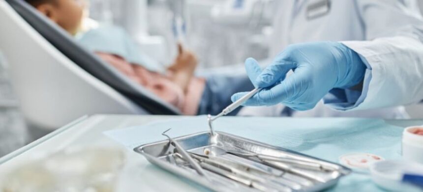 L’incubo dopo il dentista: protesi difettosa e denti persi. Specialista condannato a Rimini