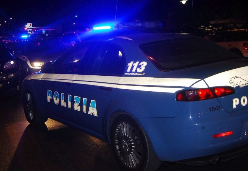 Spaccano la vetrina e fuggono con la cassa: furto all’ortofrutta di via Pascoli