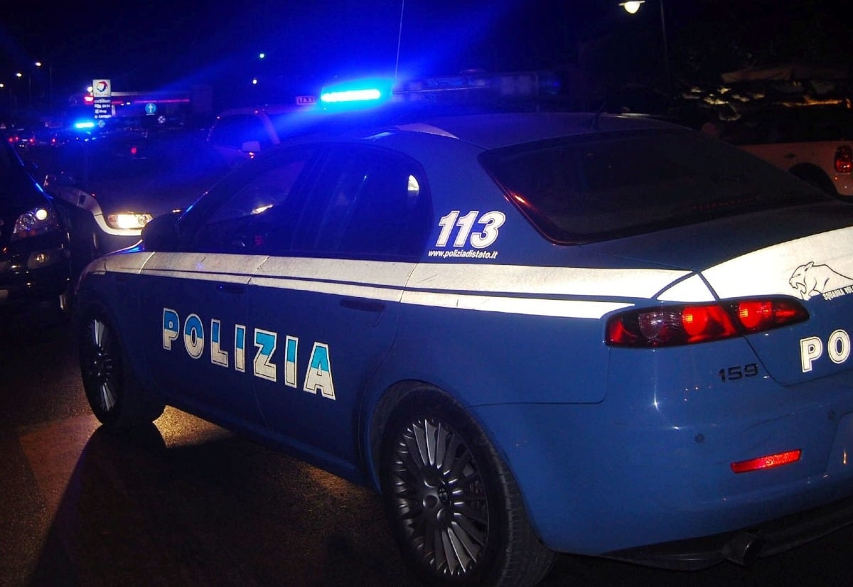 Spaccano la vetrina e fuggono con la cassa: furto all’ortofrutta di via Pascoli