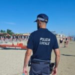 Espongono sulla battigia la merce, ma vengono colti sul fatto: sanzionati due venditori abusivi