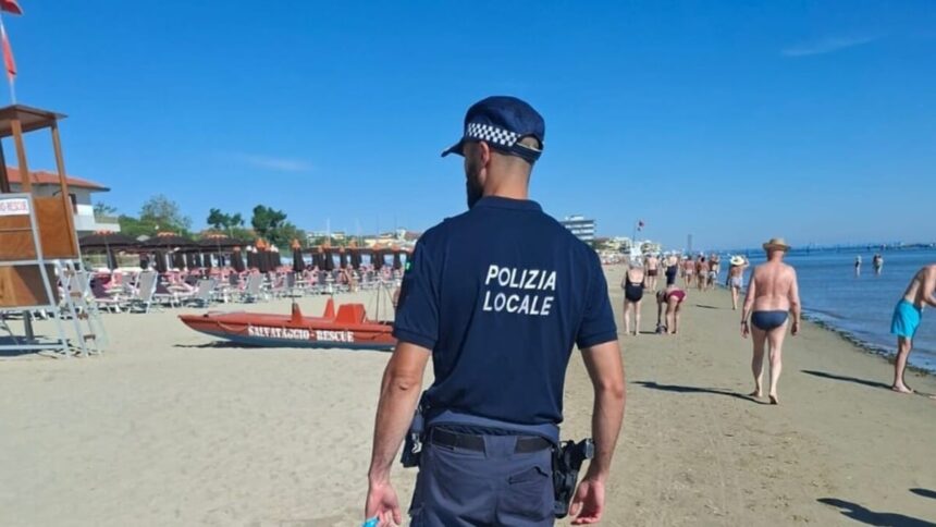 Espongono sulla battigia la merce, ma vengono colti sul fatto: sanzionati due venditori abusivi