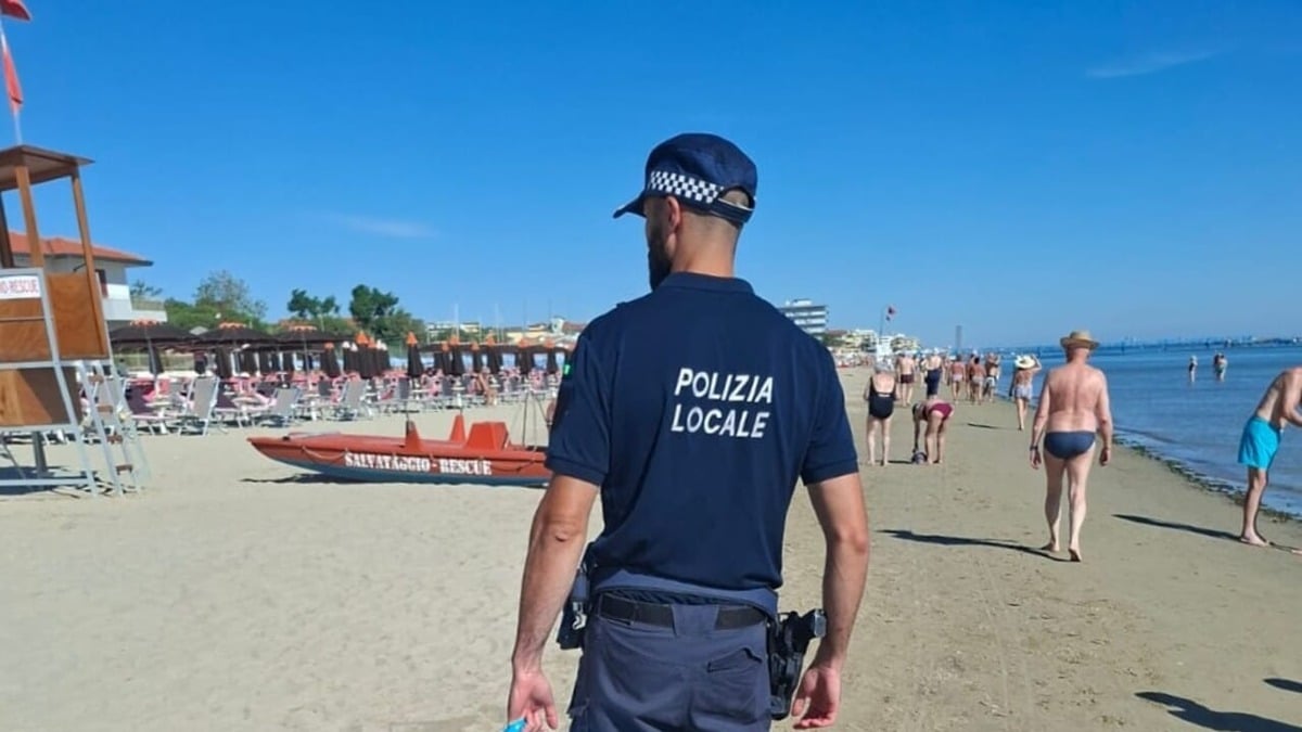 Espongono sulla battigia la merce, ma vengono colti sul fatto: sanzionati due venditori abusivi