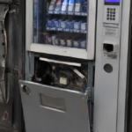 Santarcangelo, svuotano distributore automatico della tabaccheria con un uncino artigianale