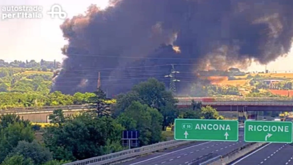 Mezzo in fiamme sull’autostrada A14, scatta la chiusura del casello di Riccione