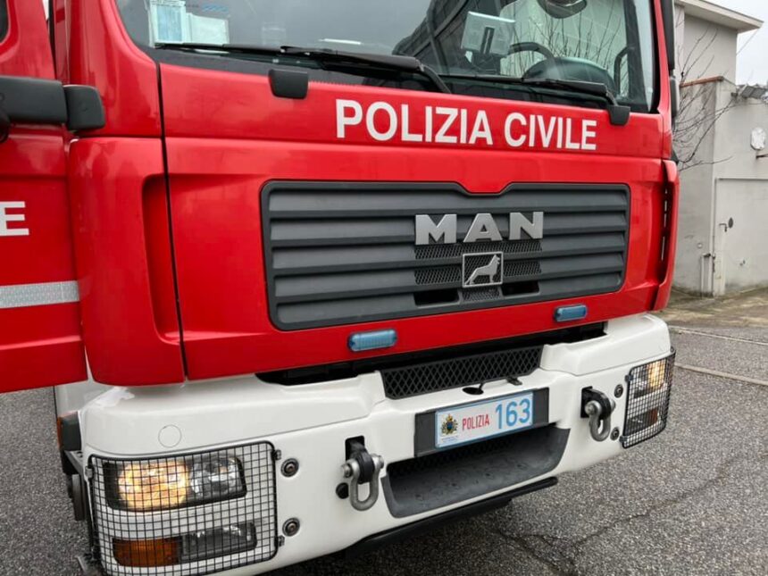 Cronaca, San Marino. Paura all’alba a Gualdicciolo: Smart in fiamme lungo la carreggiata, illesa la conducente