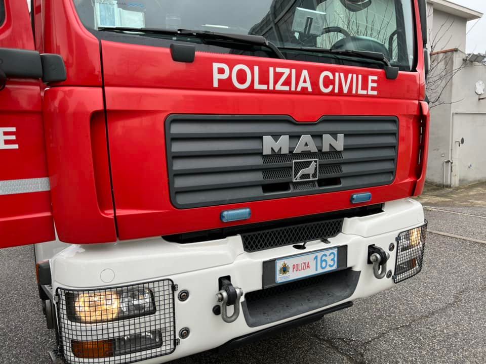 Cronaca, San Marino. Paura all’alba a Gualdicciolo: Smart in fiamme lungo la carreggiata, illesa la conducente