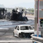 Riccione, grosso incendio sull’A14, tre veicoli coinvolti: le foto