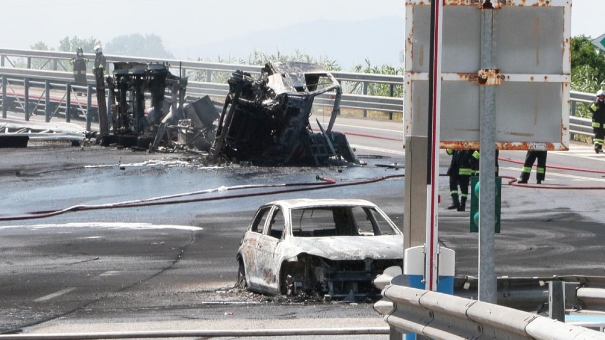 Riccione, grosso incendio sull’A14, tre veicoli coinvolti: le foto