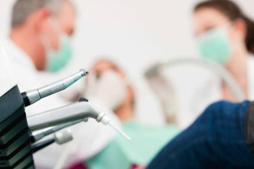 Estrae il dente del giudizio e finisce in ospedale per un mese: risarcimento da oltre 214mila euro