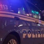 Urla ai passanti e danneggia vetrine: arrestato sul lungomare durante la Notte Rosa