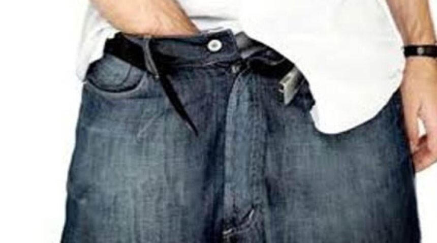 Riccione: sorpreso a rubare, reagisce con uno schiaffo e abbassandosi le mutande
