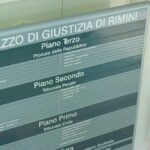 Denuncia l’ex compagno per maltrattamenti e chiede 80.000 euro di risarcimento: assolto