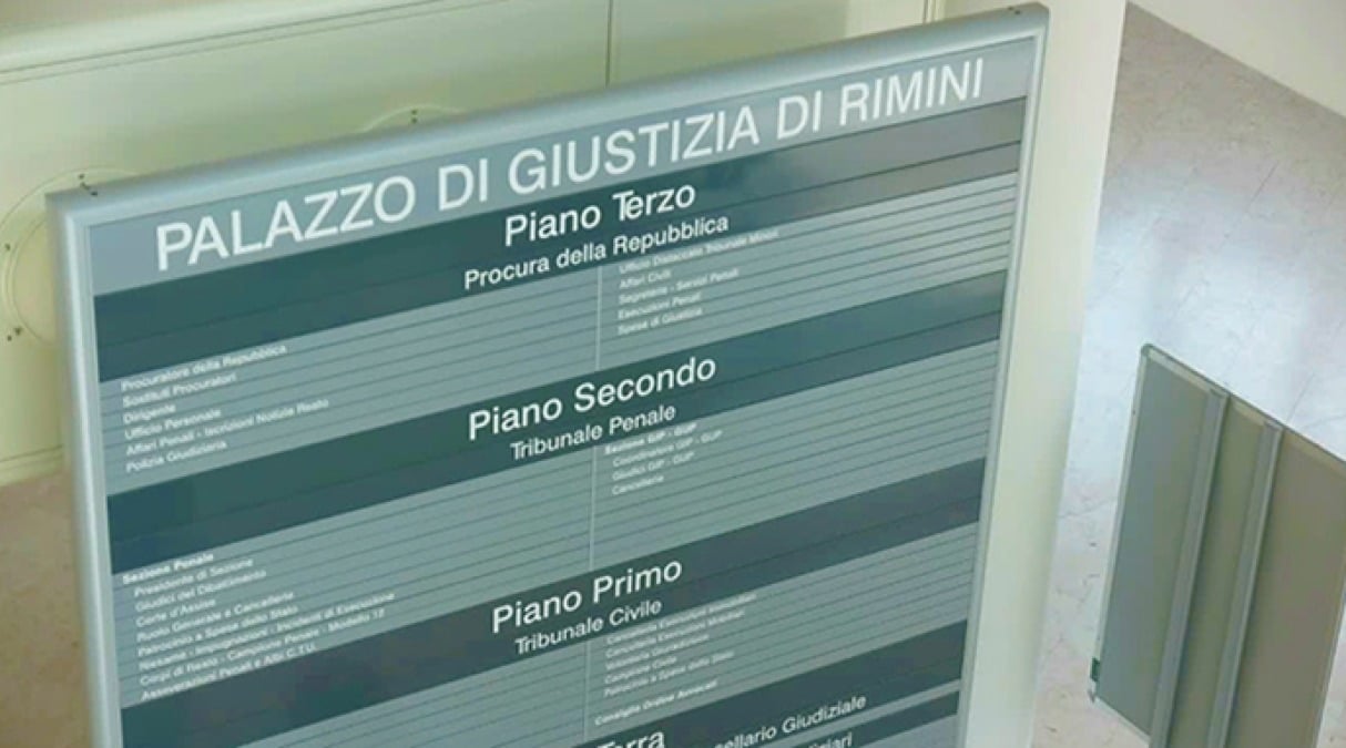 Denuncia l’ex compagno per maltrattamenti e chiede 80.000 euro di risarcimento: assolto