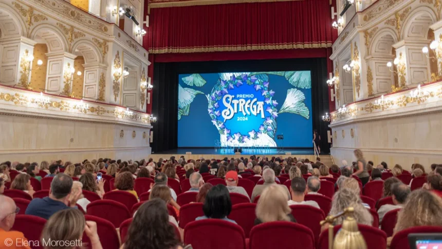 Lo StregaTour fa tappa al Teatro Galli di Rimini. Attesa per i finalisti