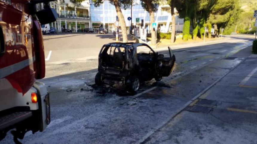 Gualdicciolo, Smart prende fuoco in marcia: illesa la donna alla guida