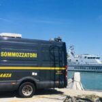 Rimini, uomo cade nel porto canale: salvato dai sommozzatori della Guardia di Finanza