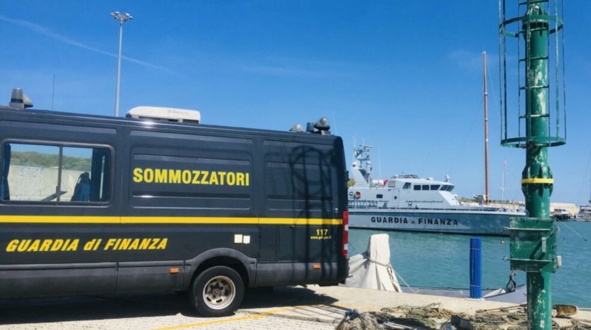 Rimini, uomo cade nel porto canale: salvato dai sommozzatori della Guardia di Finanza