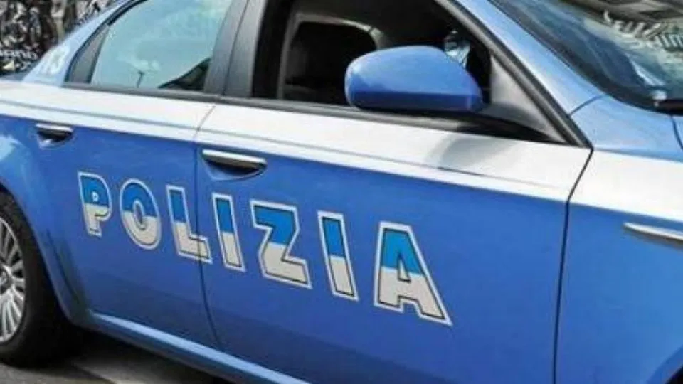 Colto in flagrante in una camera d’albergo con 94 grammi di cocaina: arrestato