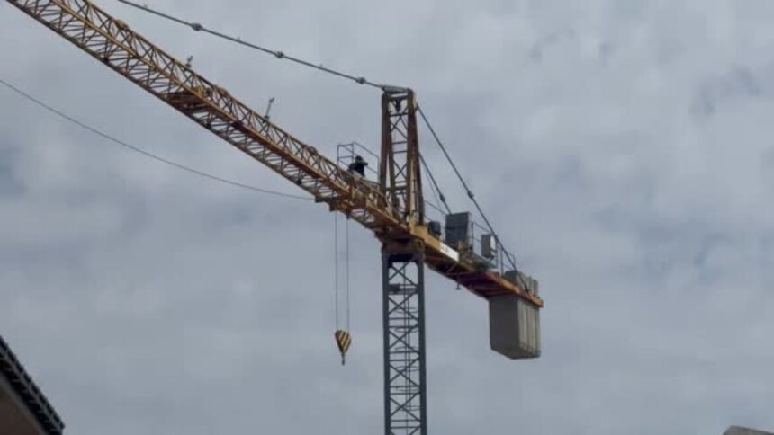 Cantiere di Rivazzurra: operai pagati, rientra l’allarme gru