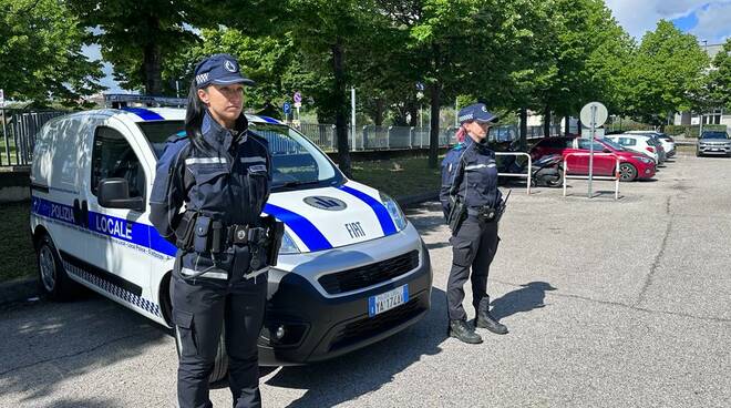 Blitz della Polizia Locale: sequestrati profumi e vestiti contraffatti