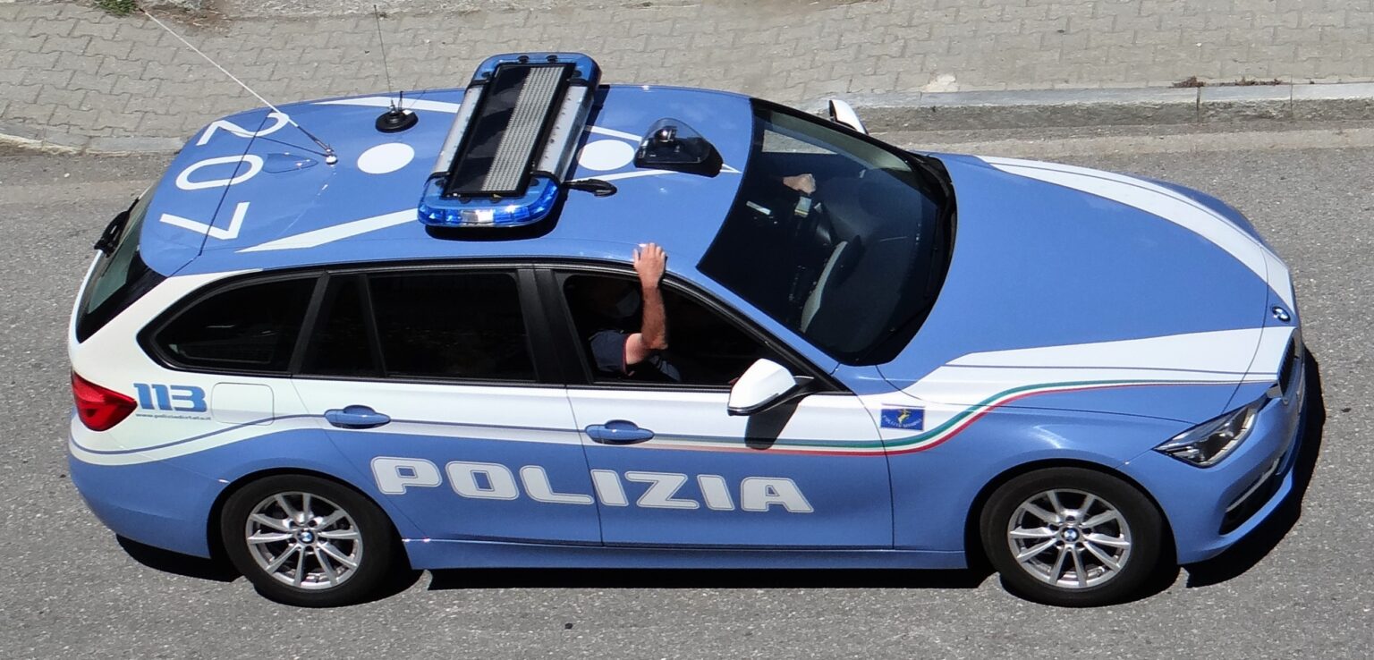Ricatto telefonico dalla spiaggia: arrestato dopo il furto di uno smartphone in un ristorante di Marina Centro