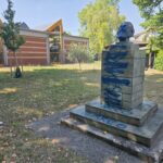 Profanazione a Riccione: Busto di Marx Deturpato con Vernice Blu e Insulti Antisemiti