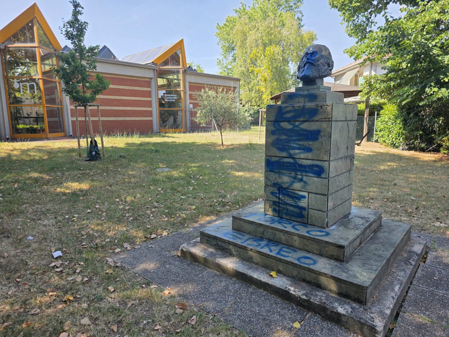 Profanazione a Riccione: Busto di Marx Deturpato con Vernice Blu e Insulti Antisemiti