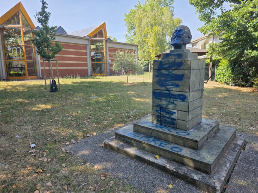 Profanazione a Riccione: Busto di Marx Deturpato con Vernice Blu e Insulti Antisemiti