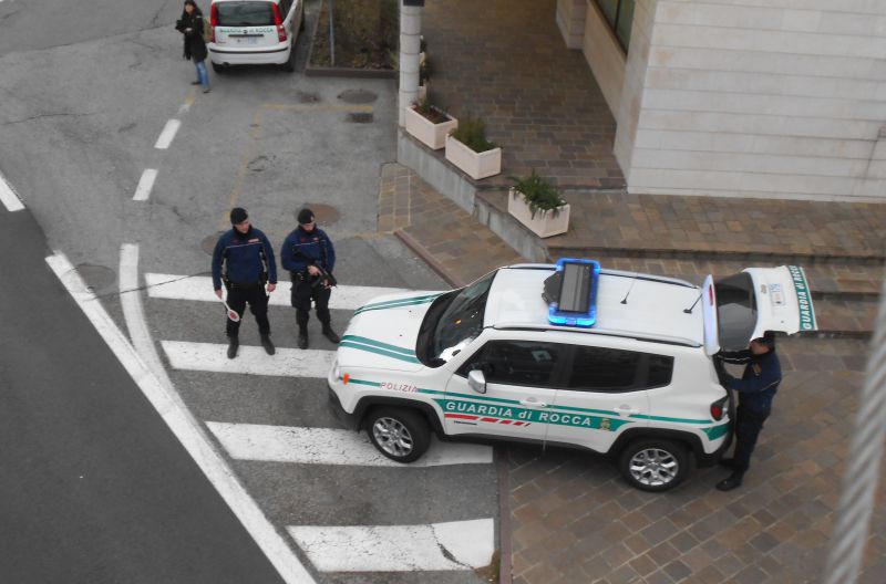 Dramma a San Marino: agente travolto in auto, in manette una giovane complice