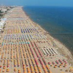 Rimini, svolta sulle spiagge: via libera alla variante che apre a piscine e discoteche
