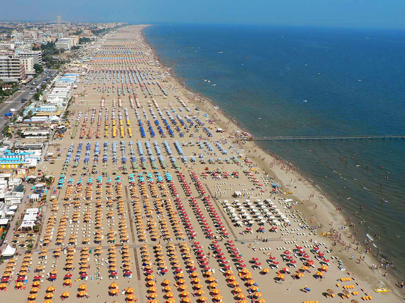 Rimini, svolta sulle spiagge: via libera alla variante che apre a piscine e discoteche