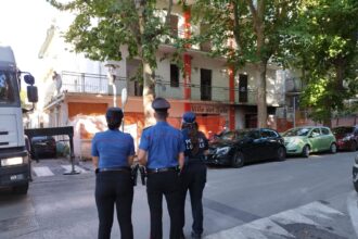 Rimini, blitz delle autorità: minimarket chiusi per degrado e sanzioni per alcol ai minori