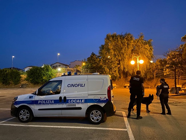 Cocaina e contanti in casa: blitz della Mobile a Riccione