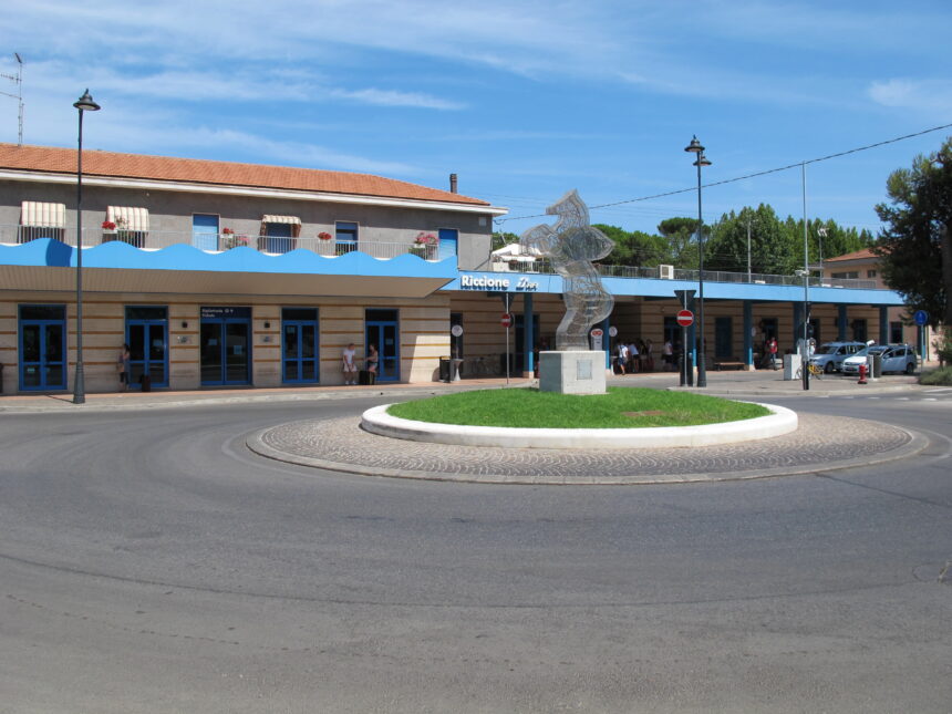 Riccione, allarme rientrato in stazione: fiamme domate dai pompieri