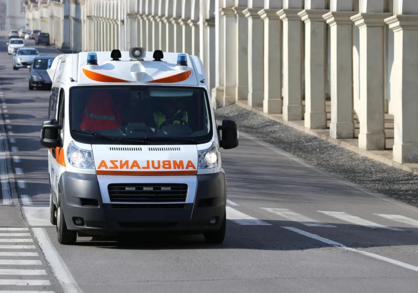 Scontro tra auto e moto sulla Statale 16: motociclista ferito