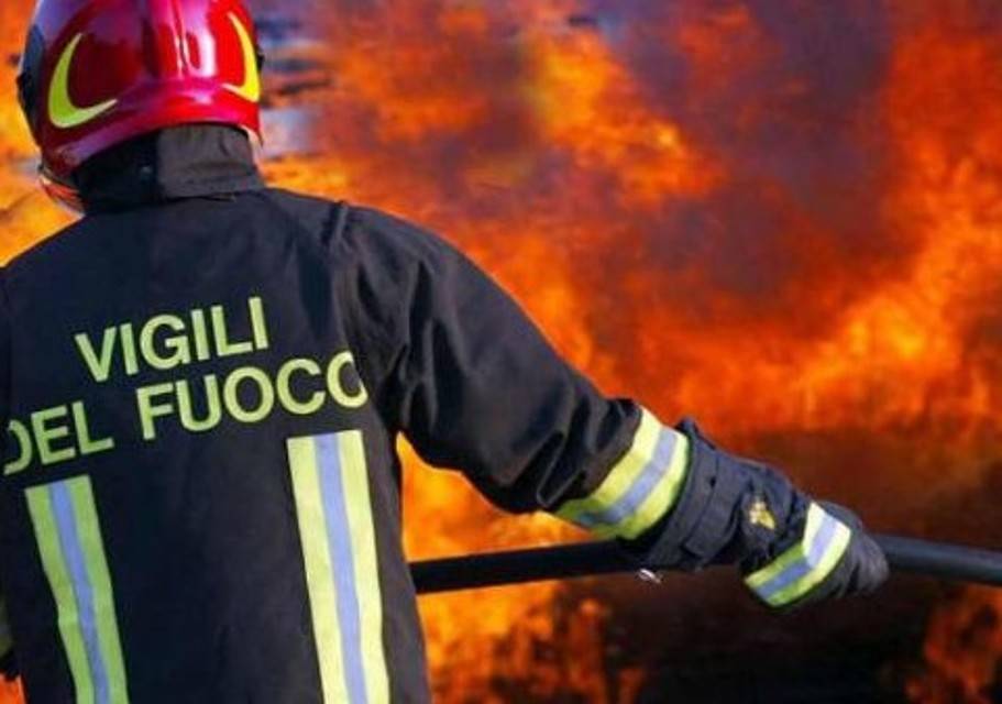 Igea Marina, Cortocircuito Devasta Appartamento: Turista Salva i Cani, Ma Non il Pappagallo