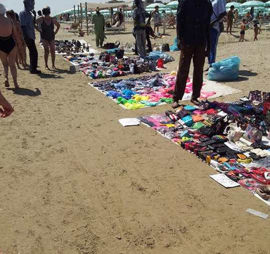 Rivazzurra, fuga degli abusivi: 148 falsi sequestrati sul lungomare