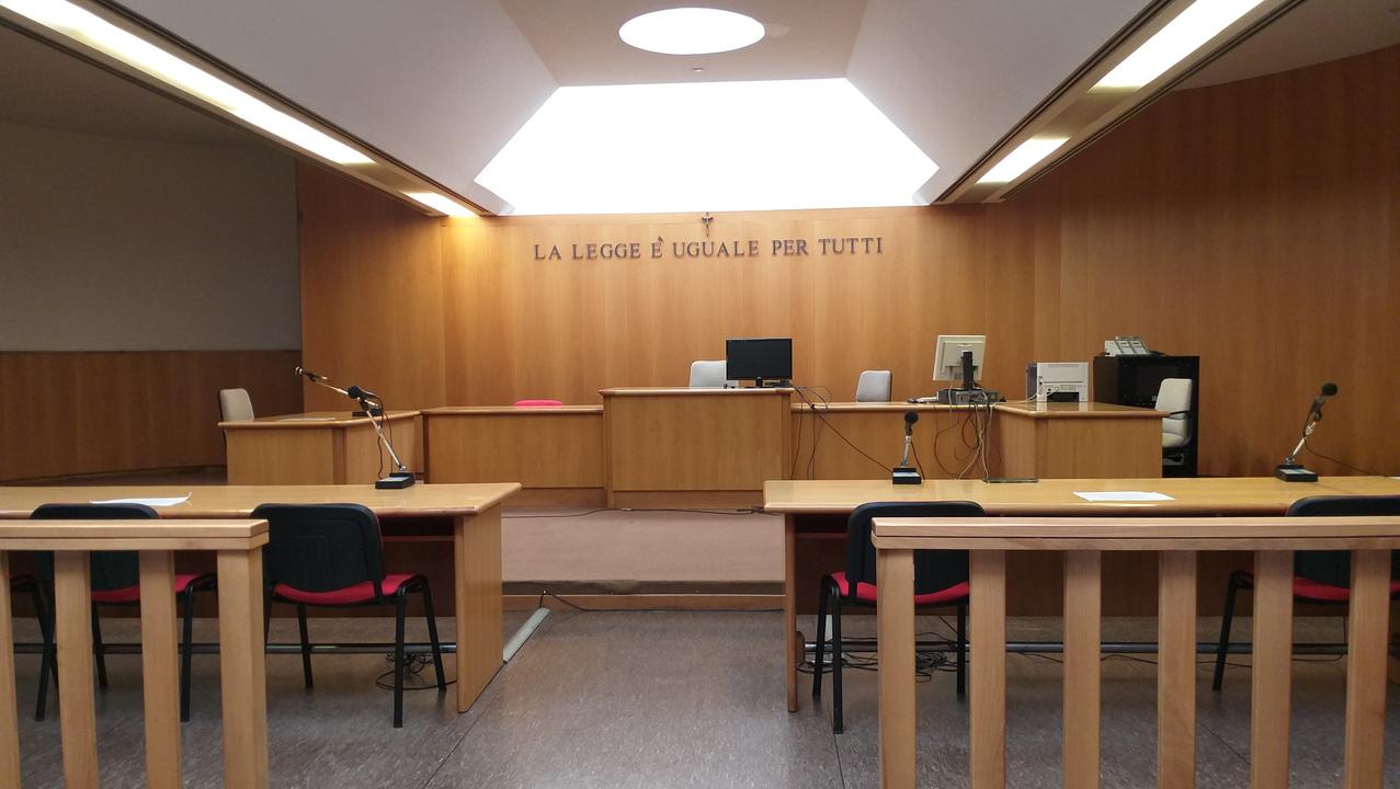 Verdetto a Rimini: 52enne assolto nel caso del cane conteso, ex compagna a rischio calunnia