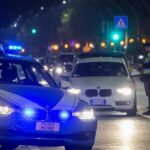 Rapina a Marina Centro: chiede indicazioni stradali e colpisce un passante con un pugno