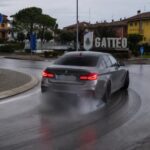 Spettacolo pericoloso in rotonda: multa e stop alla patente per un 48enne di Cesenatico