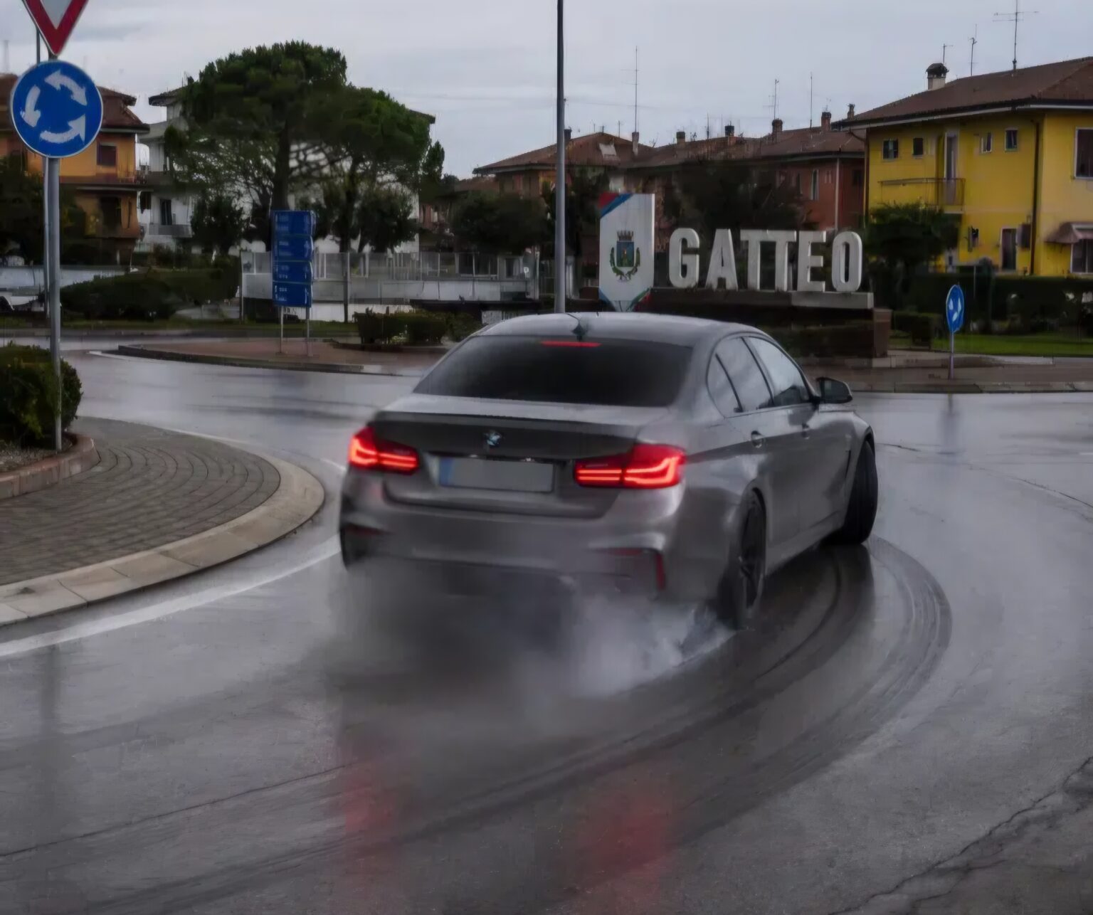 Spettacolo pericoloso in rotonda: multa e stop alla patente per un 48enne di Cesenatico